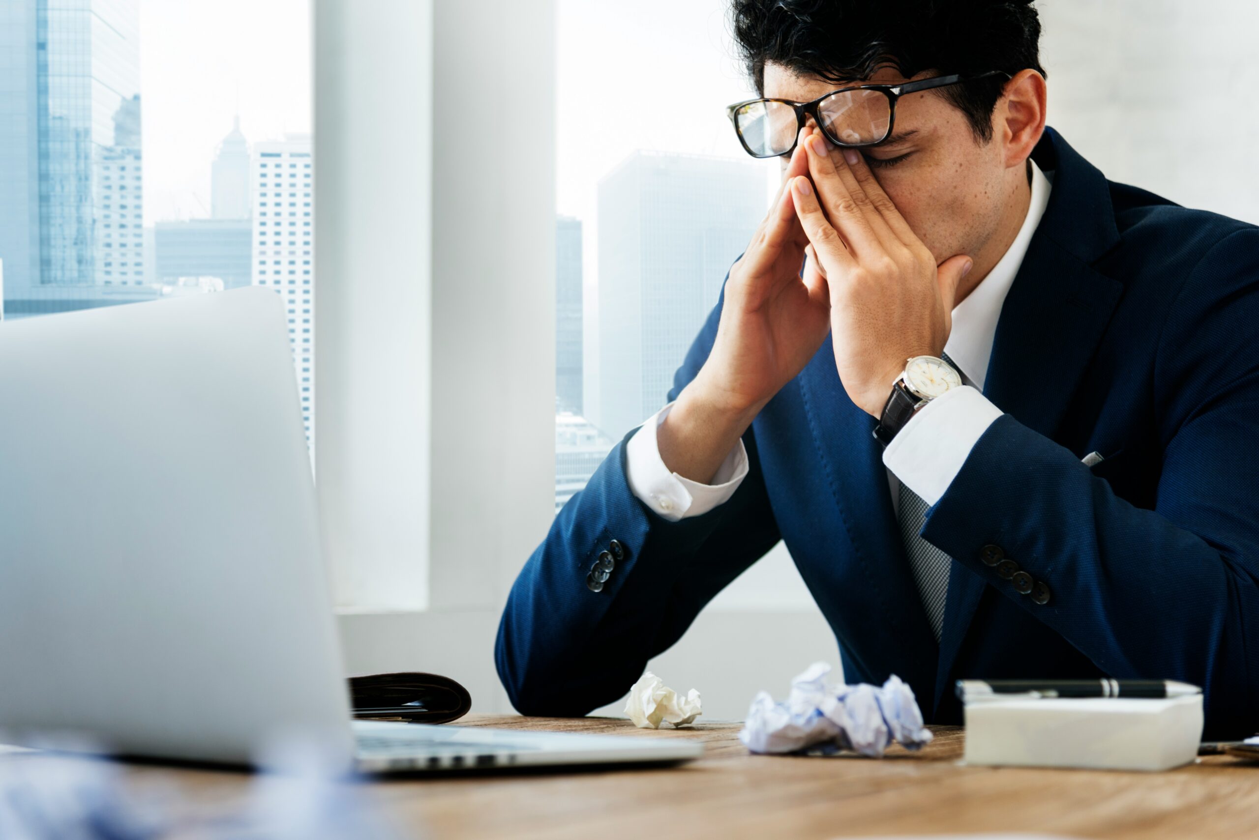 画像1枚目 │ 若手が「成長できない」と焦る本当の理由。業務の属人化が招くキャリア停滞の罠